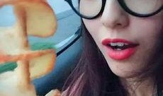 美瞳网红吃瓜图片高清,高清画面引发网友热议